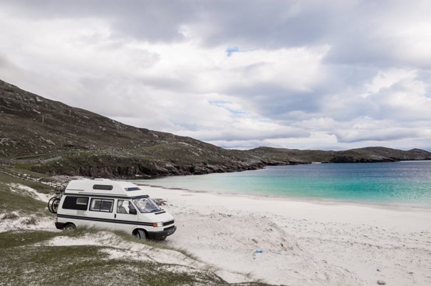 Auch bei kälteren Temperaturen ein Erlebnis: Mit dem Wohnmobil direkt am Meer stehen! Stellplätze gibt es in der Campingplatzsuche!